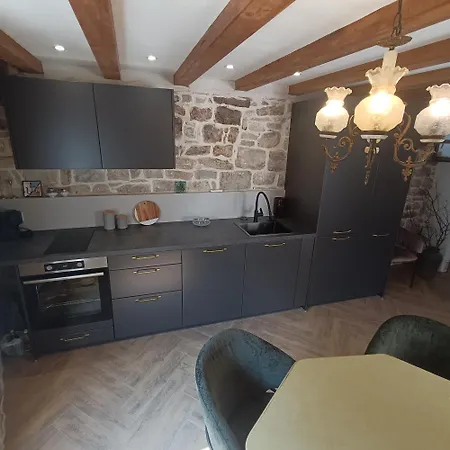 Old House In Kastel Kambelovac Апартаменты Каштела