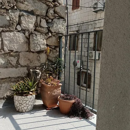 Old House In Kastel Kambelovac *