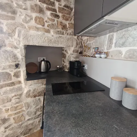 Old House In Kastel Kambelovac Apartman *
